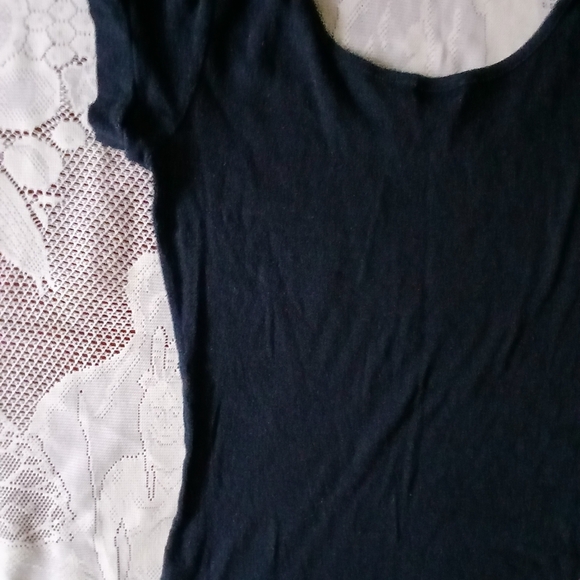 #065 Red Paint Black Plain Oval-Neck Shirt Size Medium - Picture 10 of 11